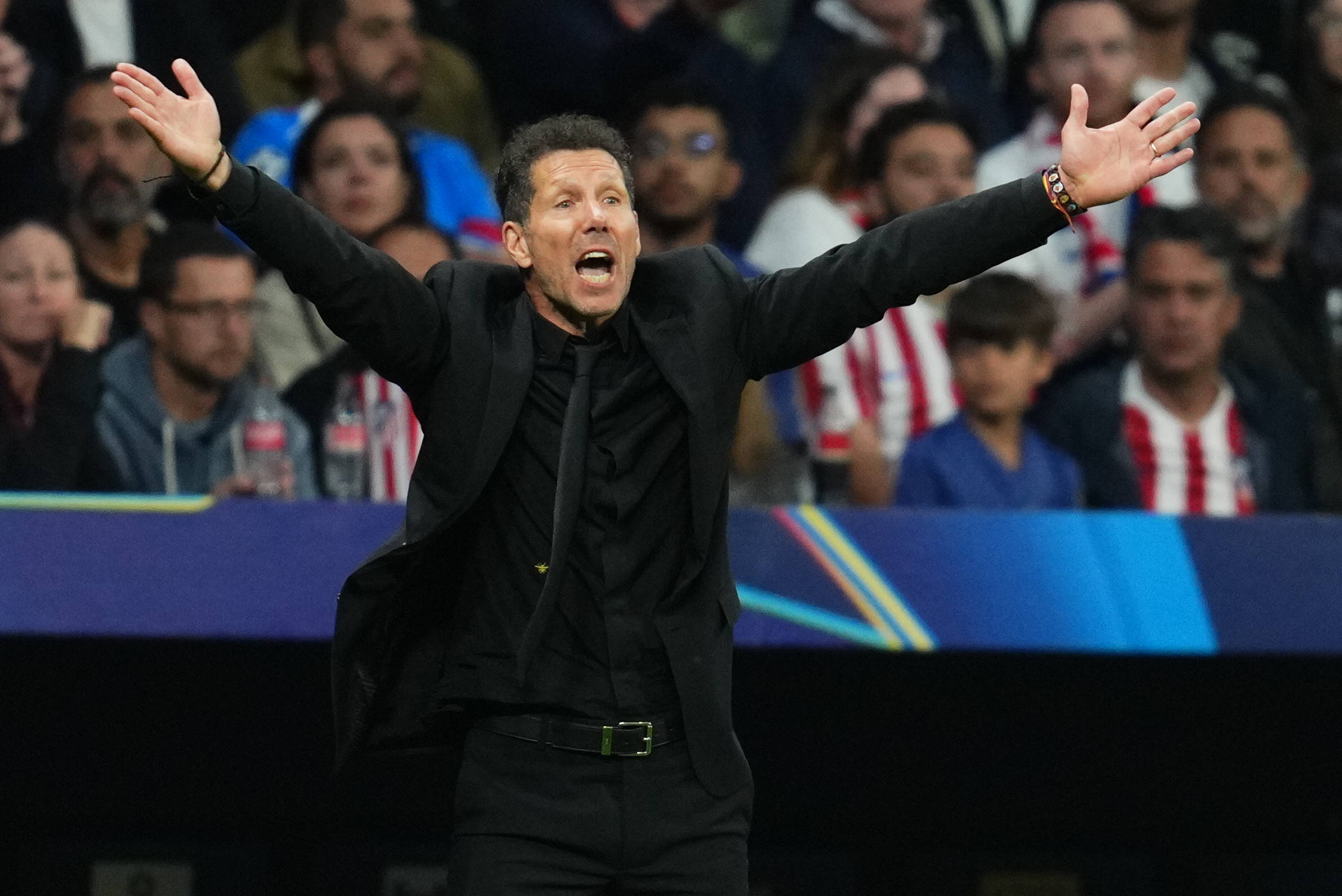 ‘Simeone faz o árbitro duvidar’: Gerrard vê juiz intimidado e dispara contra VAR de Atlético x Arsenal