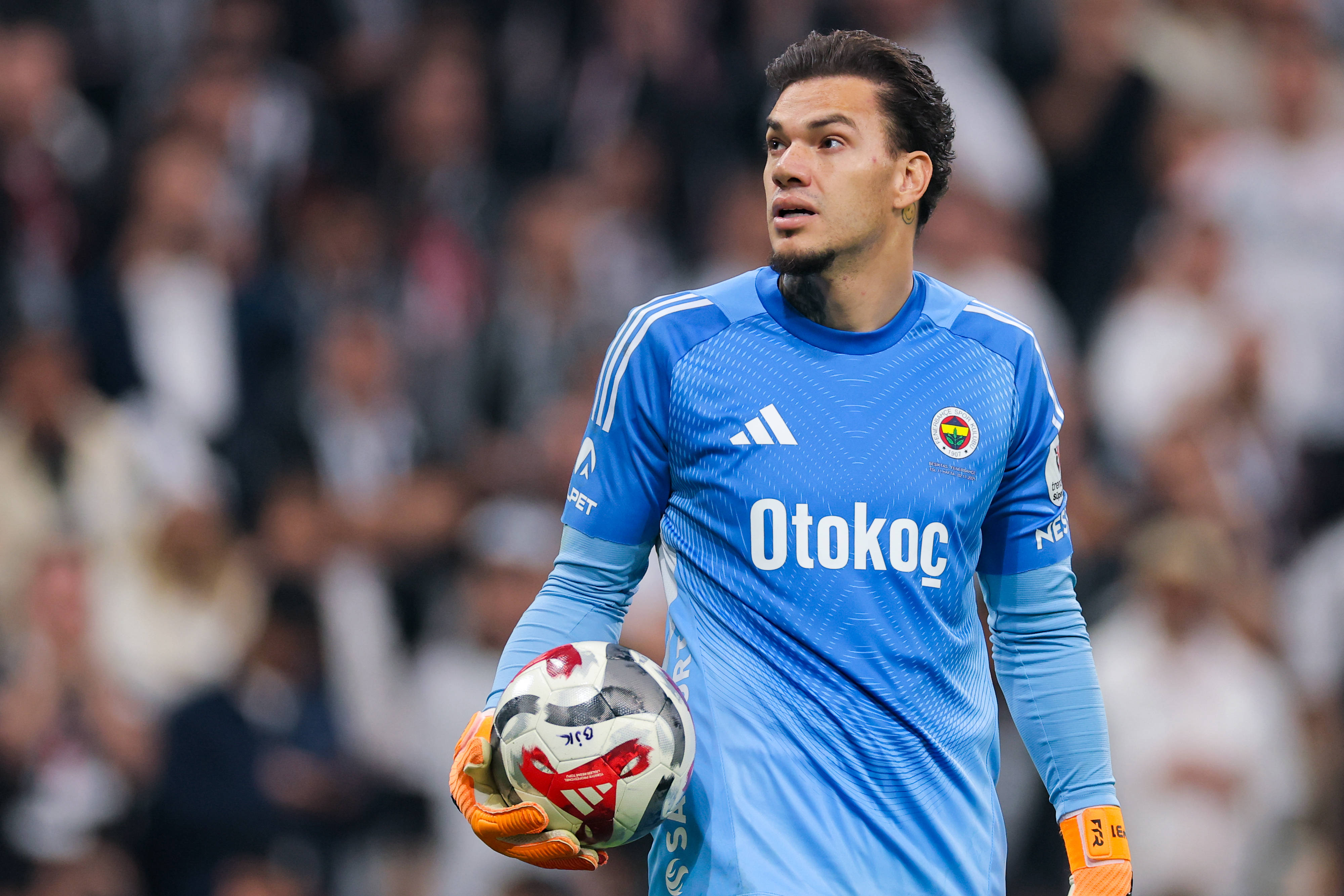 Ederson erra mais uma vez e Fenerbahçe vê Galatasaray se aproximar do título turco