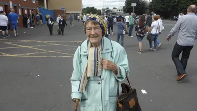 O Leeds ofereceu um tocante adeus &agrave; torcedora que comprou seu carn&ecirc; de temporada por 64 anos