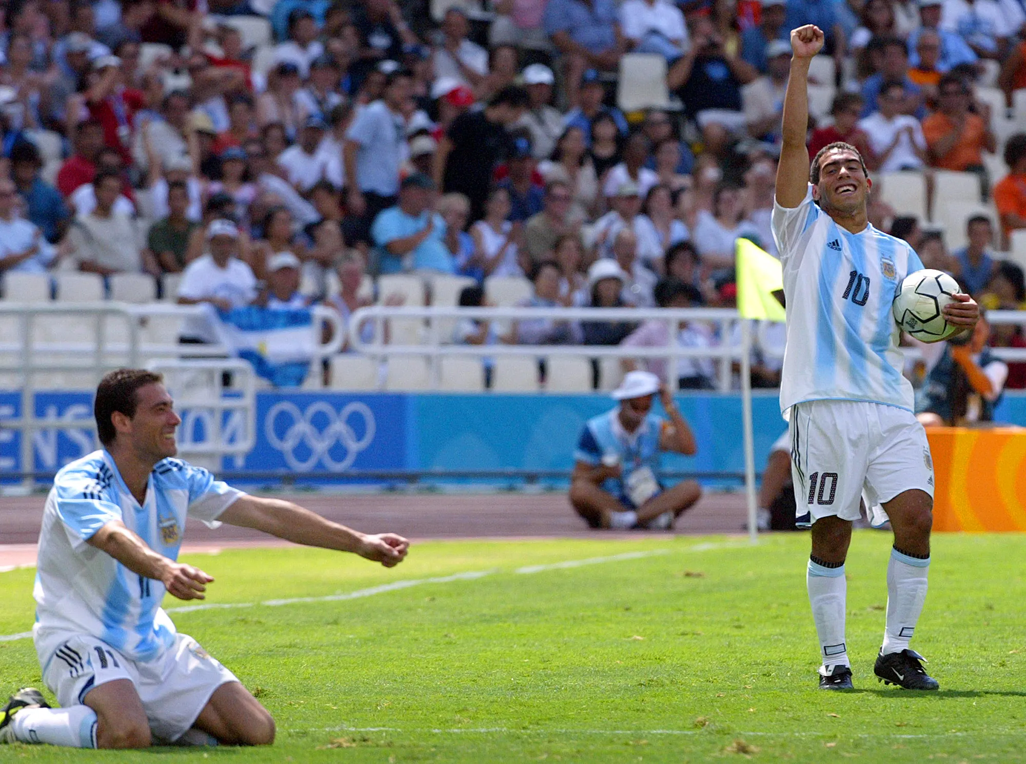 Killy Gonz&aacute;lez e Tevez (Foto: AP)