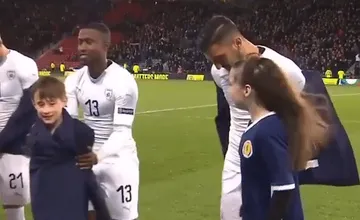 Os jogadores de Israel foram bastante gentis com os mascotes escoceses no Hampden Park