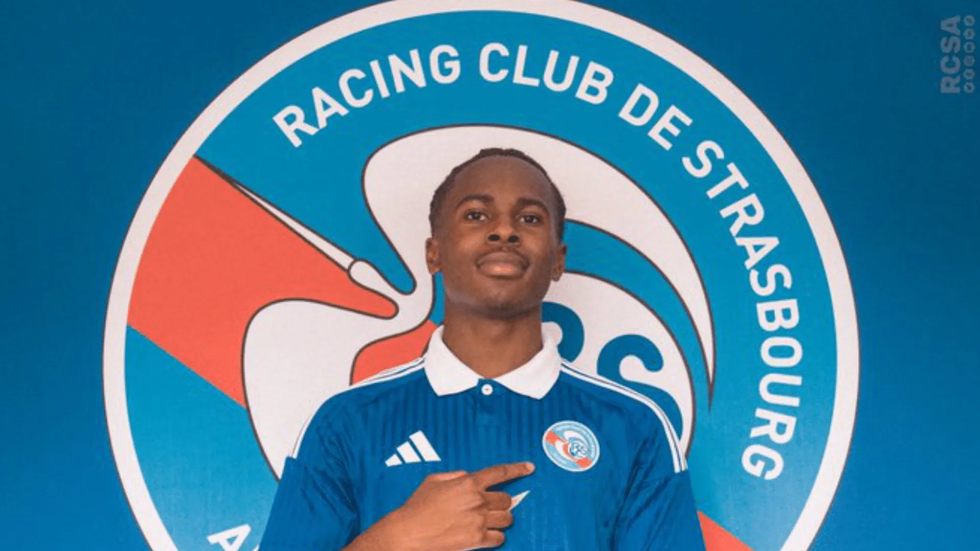 Rayane Messi no an&uacute;ncio do Strasbourg