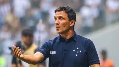 Chegou o al&iacute;vio? Z&eacute; Ricardo celebra &lsquo;vit&oacute;ria hist&oacute;rica&rsquo; do Cruzeiro contra Atl&eacute;tico-MG em coletiva pol&ecirc;mica