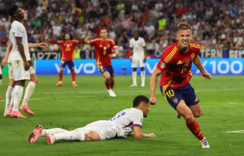 Dani Olmo comemora gol da virada espanhola sobre a Fran&ccedil;a