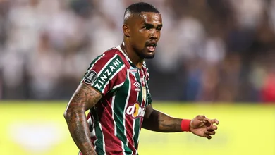 Douglas Costa ganha sequ&ecirc;ncia e vira pe&ccedil;a importante no Fluminense