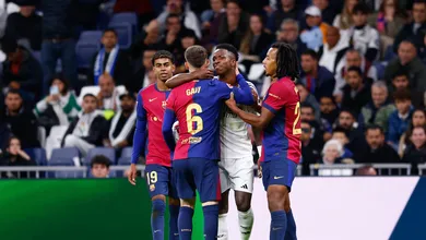 Vini Jr sai em defesa de jogadores do Barcelona ap&oacute;s racismo de torcedores do Real Madrid