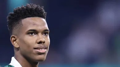 Est&ecirc;v&atilde;o deve se preocupar? Chelsea contrata mais um da mesma posi&ccedil;&atilde;o do brasileiro