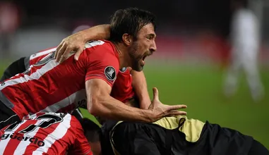De virada e aos 44 do 2&deg; tempo, o Estudiantes buscou uma classifica&ccedil;&atilde;o agonizante &agrave;s oitavas