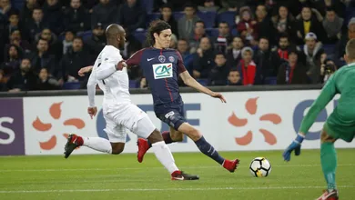 Entre a ansiedade e o goleiro do Guingamp, o recorde de Cavani n&atilde;o saiu na Copa da Fran&ccedil;a