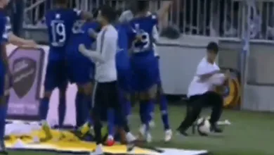 Gomis comemorou gol como uma pantera e assustou um garoto gandula