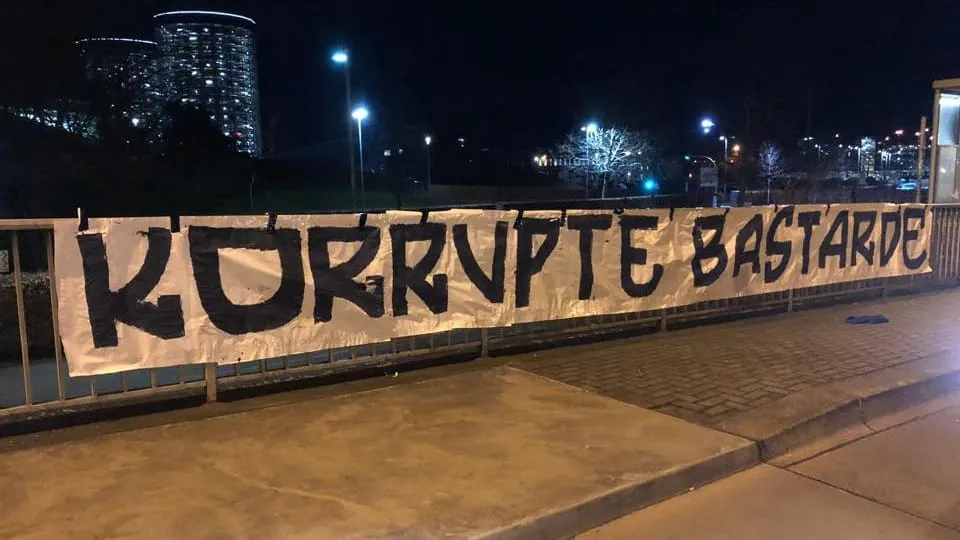Torcedores x Federa&ccedil;&atilde;o: Sele&ccedil;&atilde;o da Alemanha &eacute; recebida com protestos contra a DFB em Wolfsburg