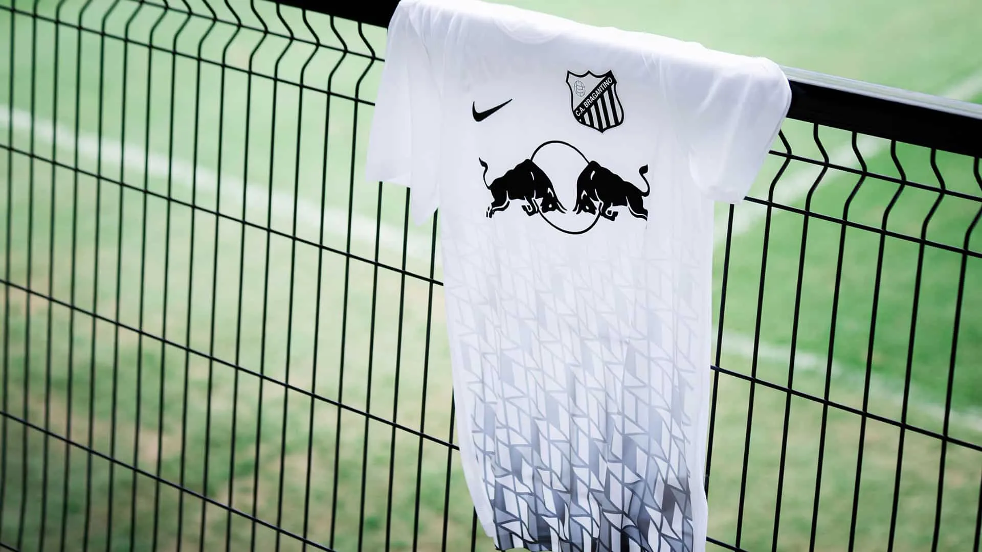Red Bull Bragantino usar&aacute; camisa em edi&ccedil;&atilde;o limitada em homenagem ao modelo cl&aacute;ssico de 1990