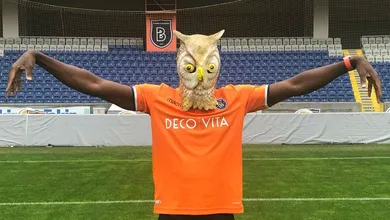 Apresentado de forma peculiar, Demba Ba se junta a outros nomes conhecidos no Basaksehir