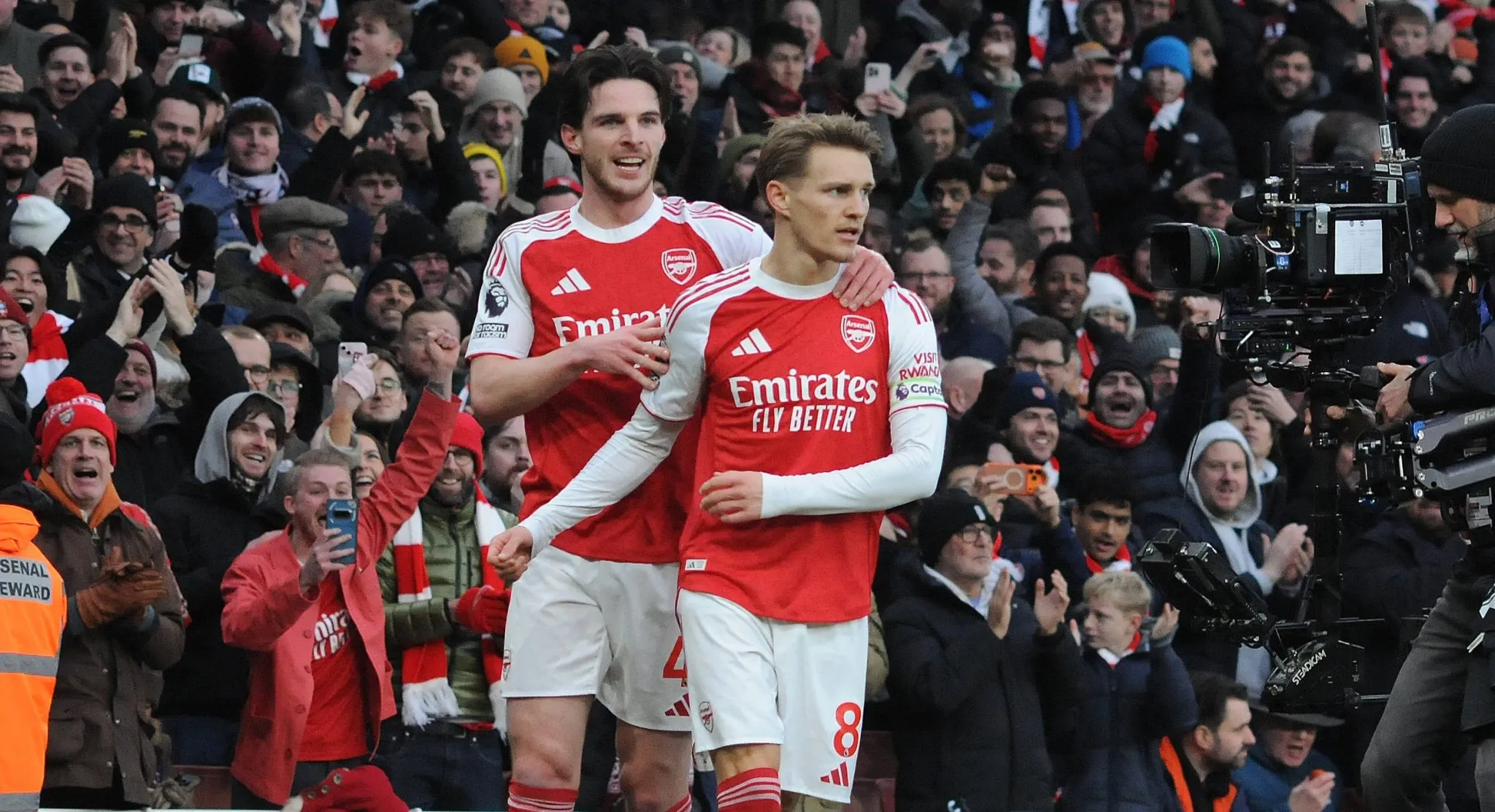 Com trio brasileiro de volta, Arsenal flerta com drama, mas segue l&iacute;der da Premier League