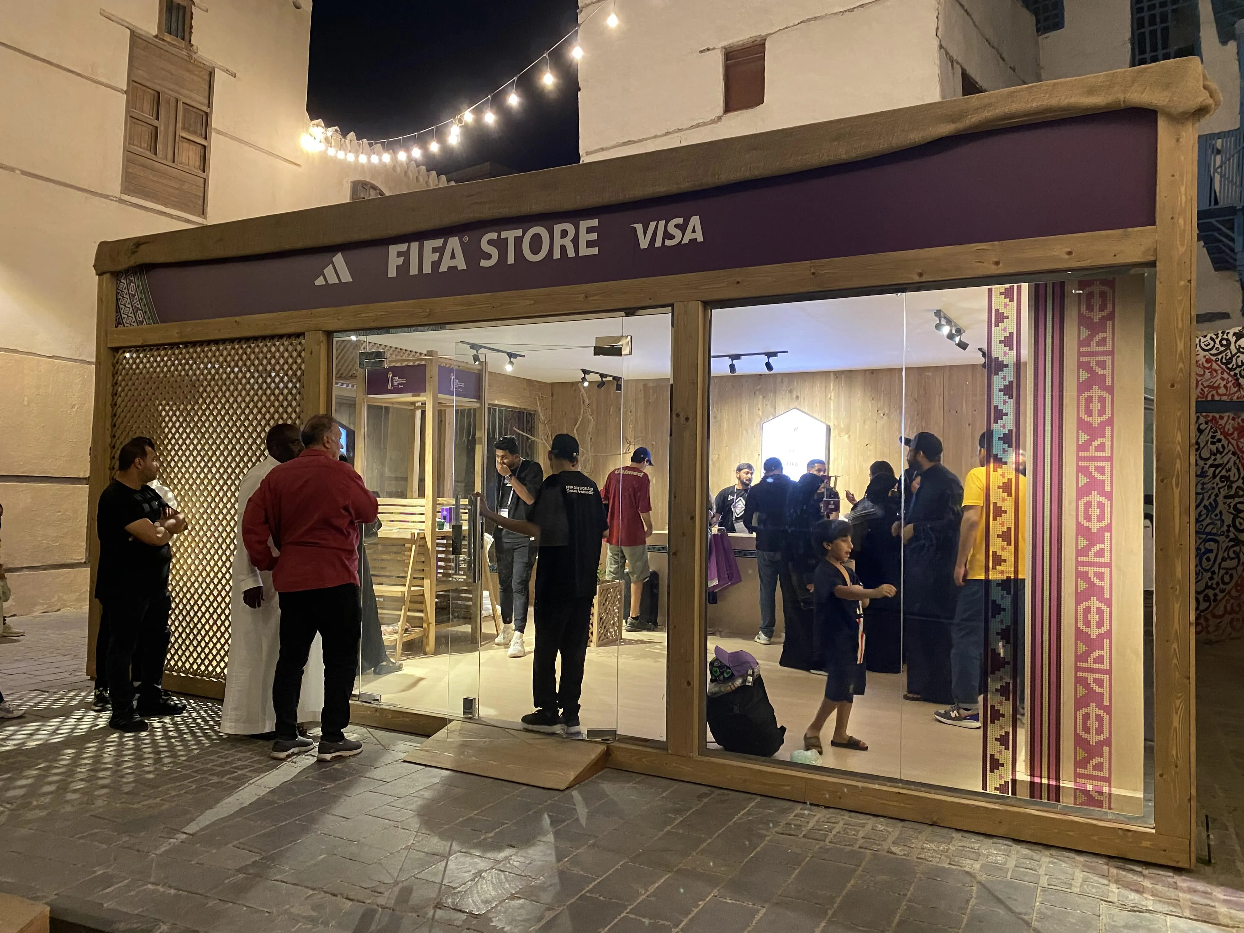 Com apenas 15 cm, miniatura da ta&ccedil;a do Mundial de Clubes custa R$ 755 em loja da Fifa na Ar&aacute;bia Saudita