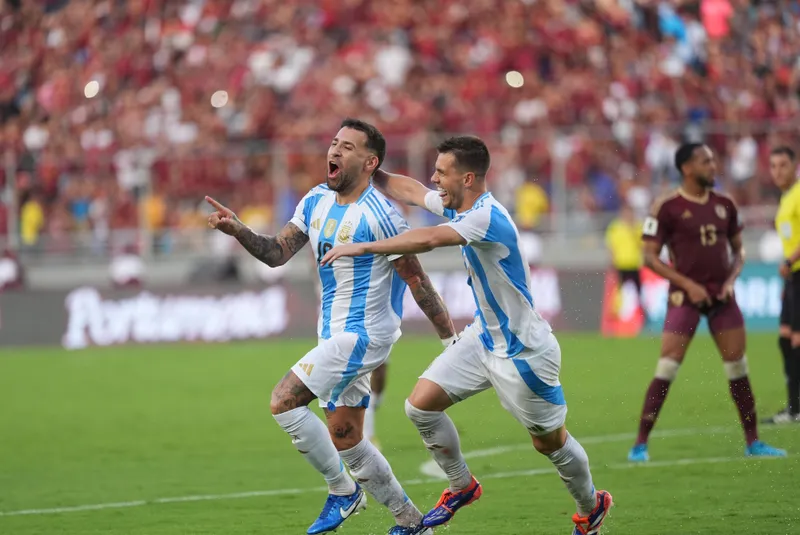 Otamendi celebra gol pela Argentina