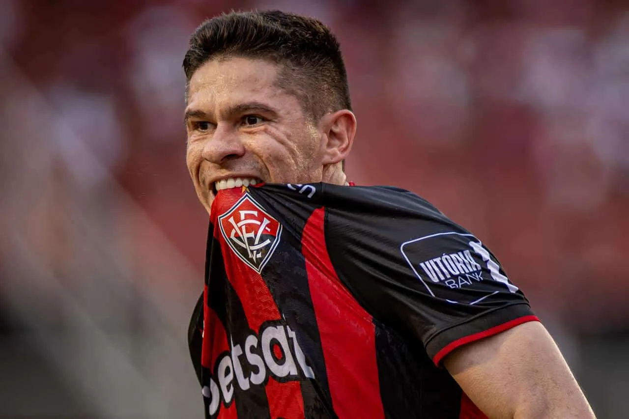Cl&aacute;ssico ca&oacute;tico termina com virada hist&oacute;rica do Vit&oacute;ria sobre o Bahia no Barrad&atilde;o