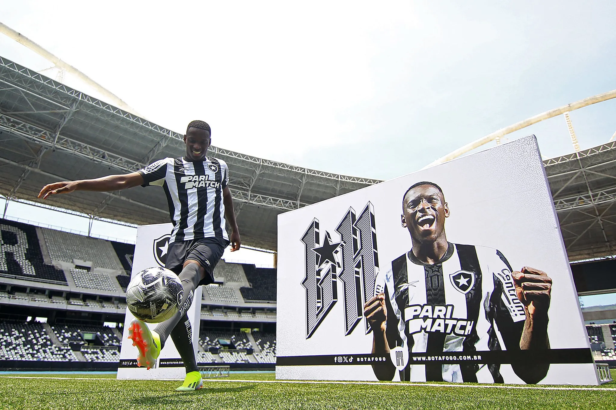 &lsquo;Era moleque que n&atilde;o sabia nada e hoje sou o jogador mais caro de todos&rsquo;: Luiz Henrique &eacute; apresentado no Botafogo, chora e emociona