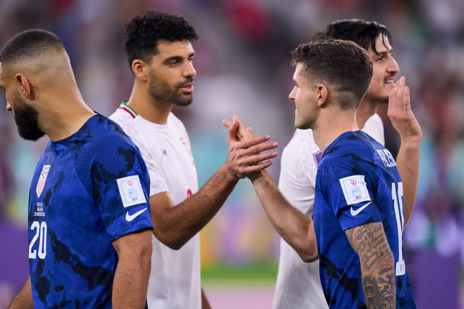 Taremi cumprimenta Pulisic antes de jogo entre Ir&atilde; e Estados Unidos