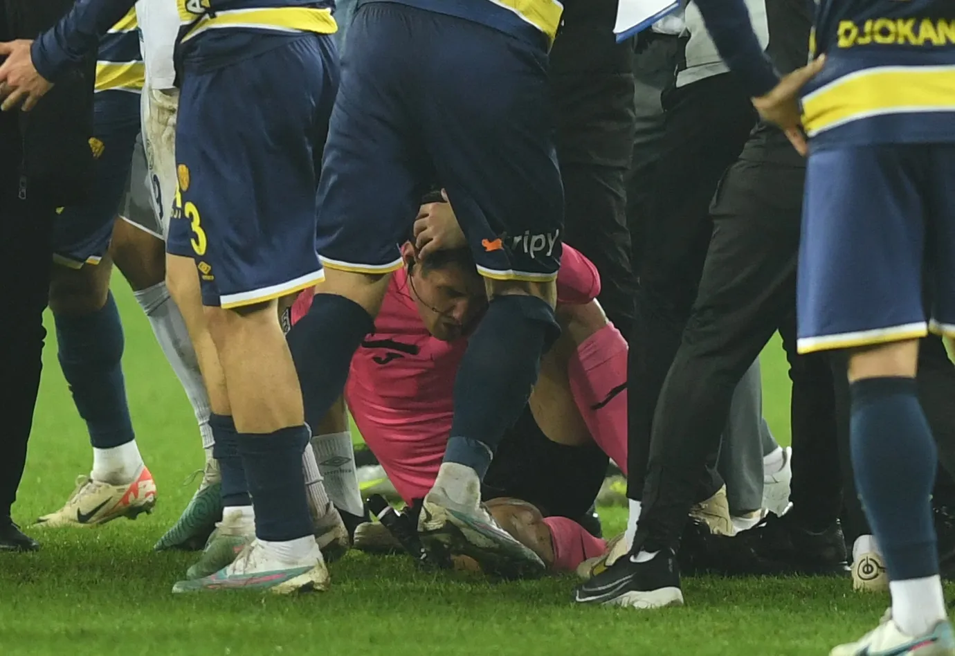 &Aacute;rbitro agredido na Turquia por presidente do Ankarag&uuml;&ccedil;u n&atilde;o vai abandonar profiss&atilde;o e &eacute; esperado na Eurocopa 2024
