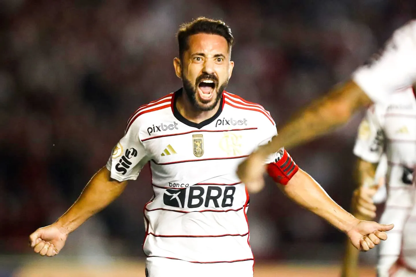 Everton Ribeiro fica no Flamengo? Tudo depende da pr&oacute;xima reuni&atilde;o entre estafe do jogador e clube