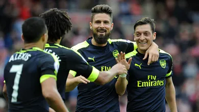 Giroud e S&aacute;nchez precisaram de seis minutos para esmagar o Sunderland