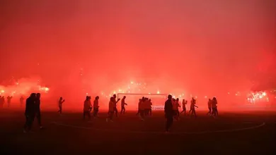 Torcida do Galatasaray lotou o est&aacute;dio com 40 mil pessoas e fez este inferno. Para um treino