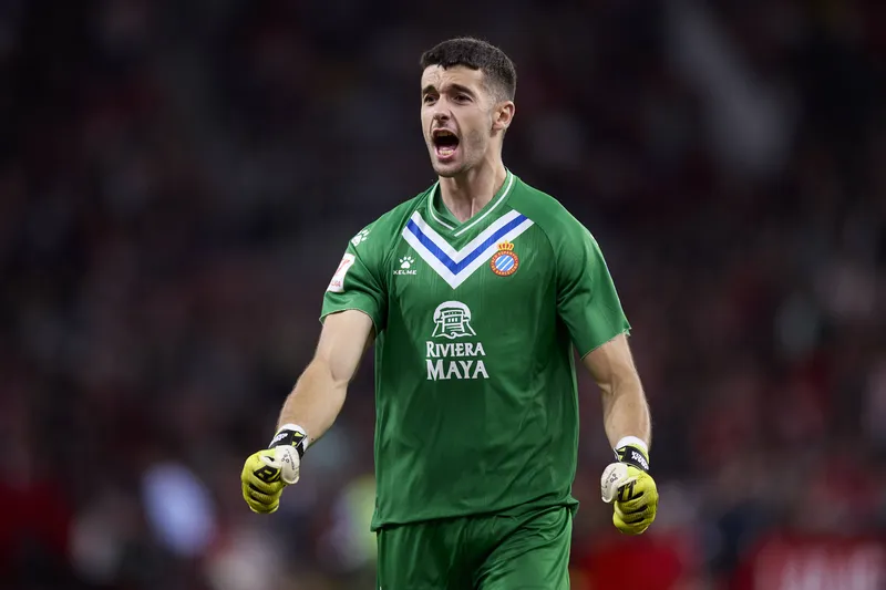 Arsenal j&aacute; teria definido o substituto de Ramsdale no elenco, e aponta para Joan Garcia do Espanyol