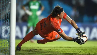 C&aacute;ssio brilha nos p&ecirc;naltis, e Corinthians volta da Argentina classificado na Sul-Americana