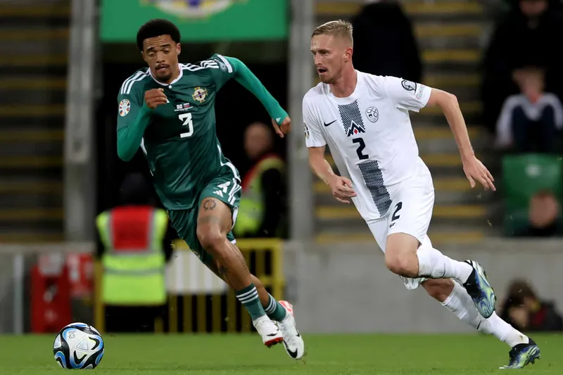 Jamal Lewis, em a&ccedil;&atilde;o pela Irlanda do Norte