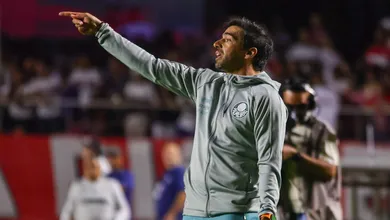 Choque-Rei das coletivas: entenda a confus&atilde;o nos bastidores do empate entre Palmeiras e S&atilde;o Paulo
