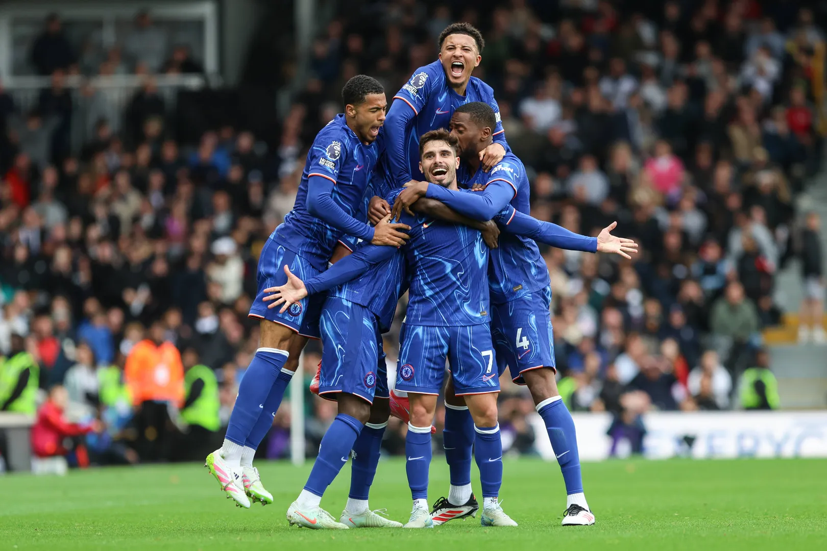 Pedro Neto comemora gol da virada do Chelsea