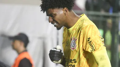 Com desobedi&ecirc;ncia e heran&ccedil;a de C&aacute;ssio, Hugo Souza encerra discuss&atilde;o no Corinthians