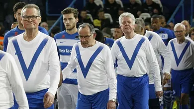 Clube holand&ecirc;s entrou em campo com torcedores idosos para comemorar seus 65 anos