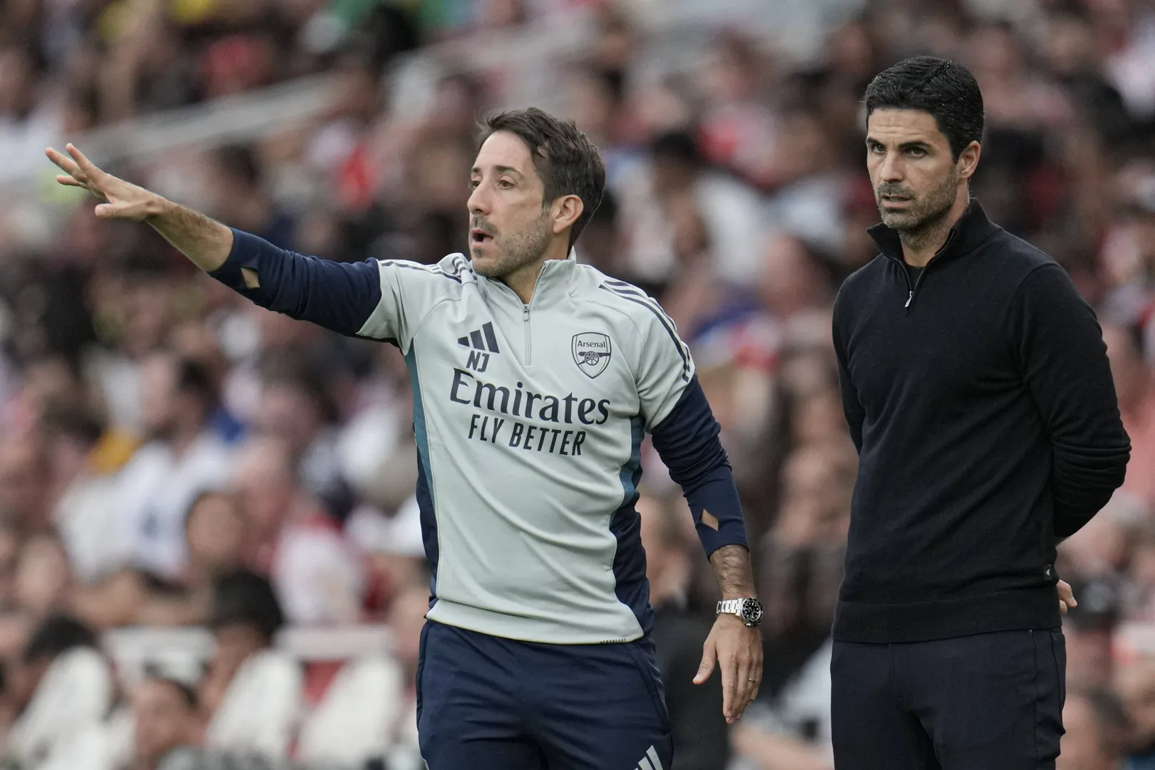 Nicolas Jover d&aacute; instru&ccedil;&otilde;es na bola parada em jogo do Arsenal