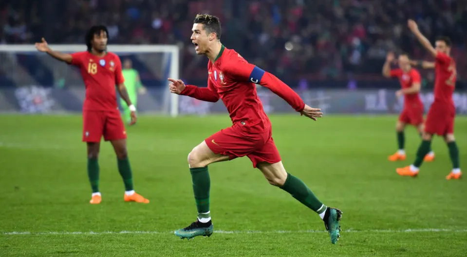Salah ia brilhando, mas Cristiano roubou a cena com dois gols e a virada de Portugal nos acr&eacute;scimos