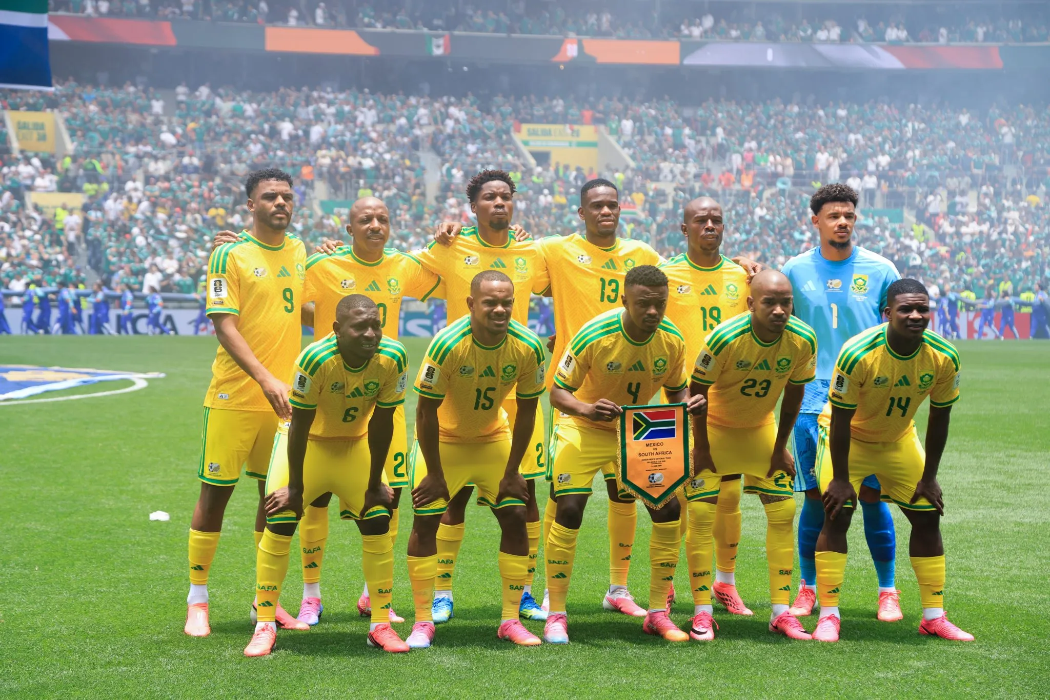 Sele&ccedil;&atilde;o sul-africana perfilada no gramado do Azteca