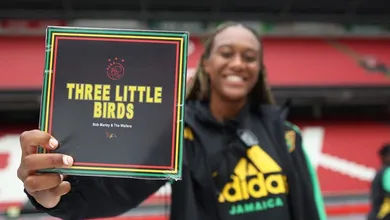 O Ajax lan&ccedil;ou um disco de vinil com Three Little Birds, hino de sua torcida
