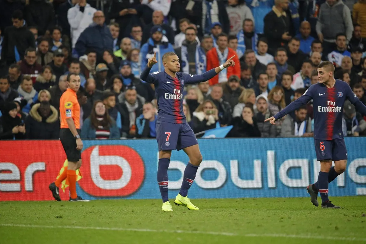 Nem o pux&atilde;o de orelha brecou Mbapp&eacute;, que saiu do banco e decidiu o cl&aacute;ssico para o PSG
