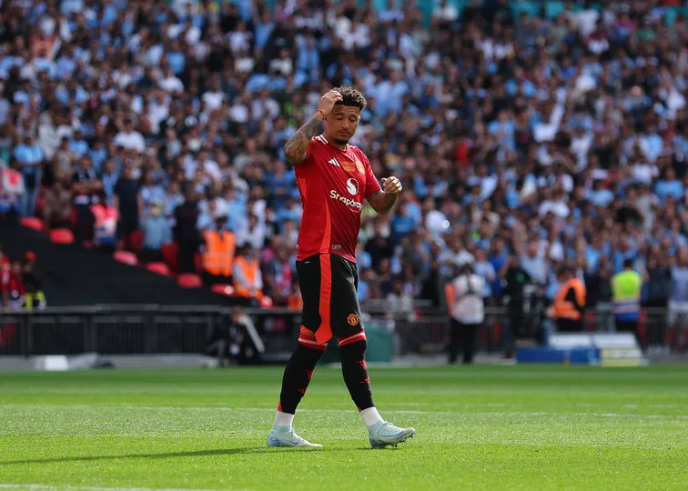  Jadon Sancho perde um dos p&ecirc;naltis para o United contra o City.
