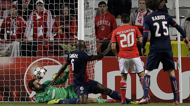 Gait&aacute;n marca o segundo gol do Benfica sobre o PSG (AP Photo/Armando Franca)