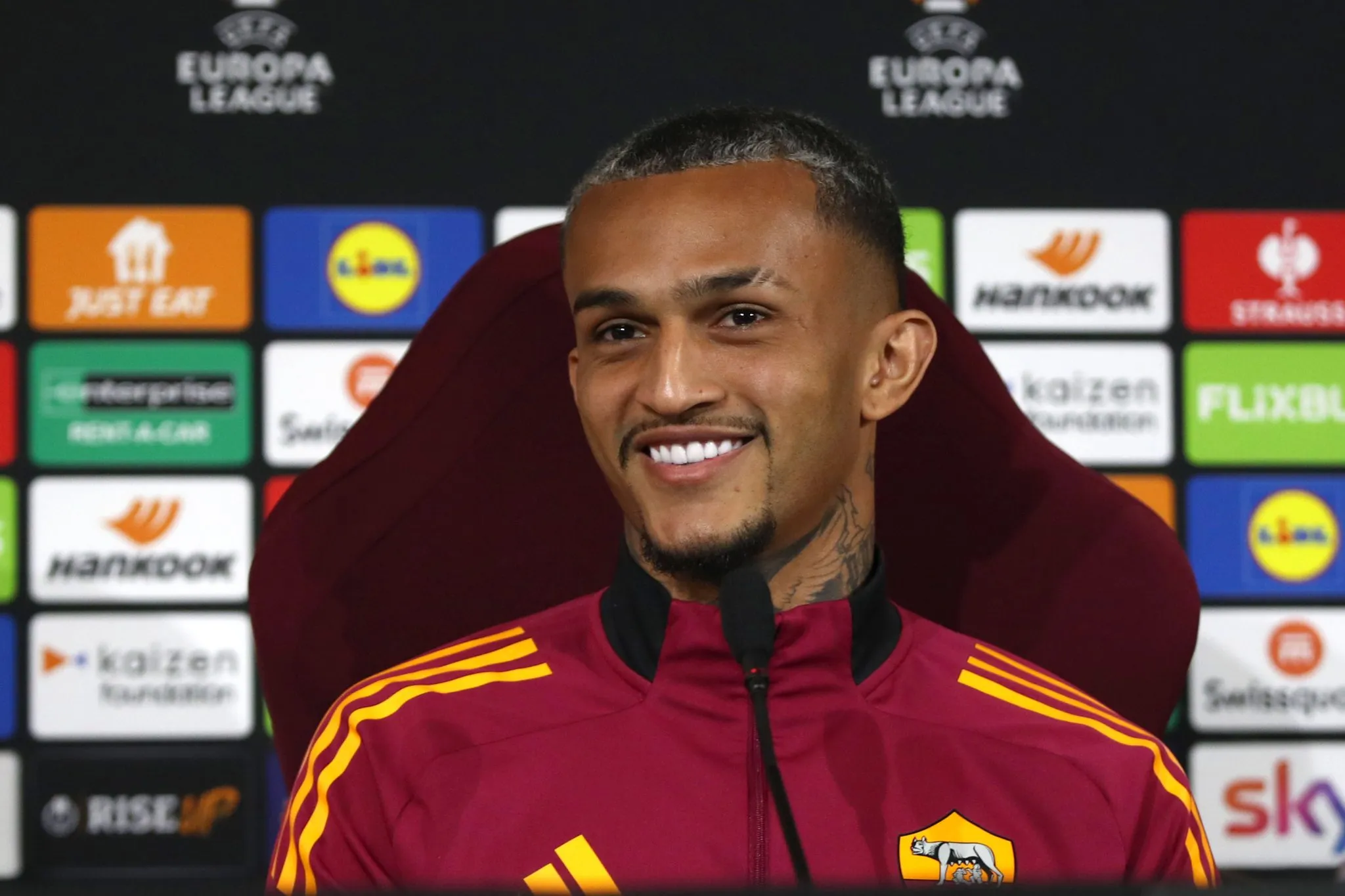 O lateral-direito Wesley, da Roma, em entrevista coletiva