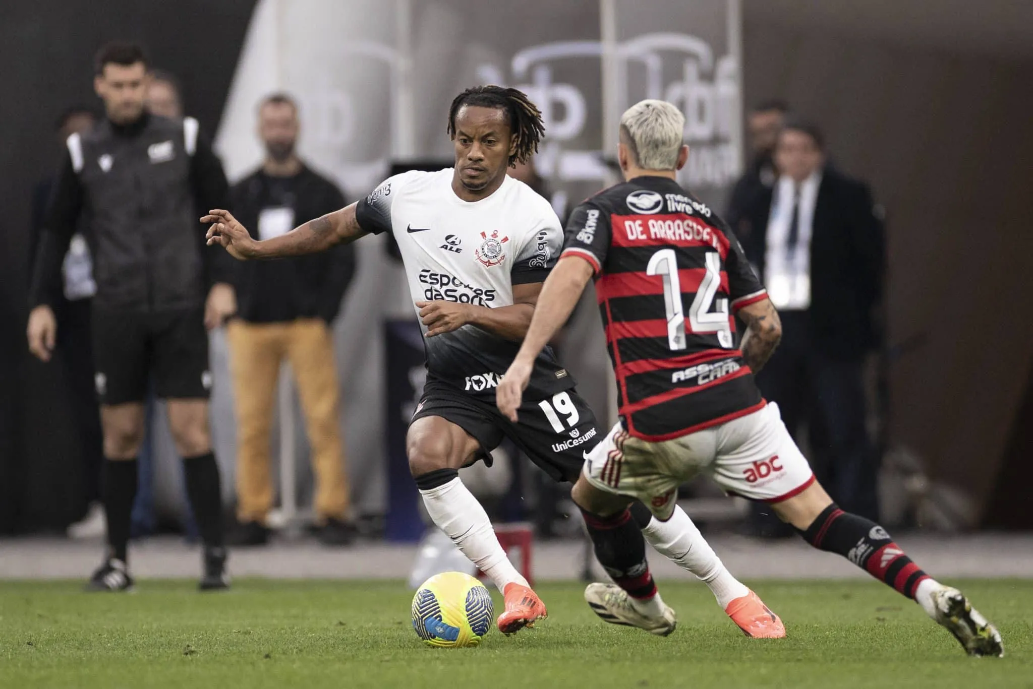Como vexame do Flamengo ajudou Carrillo a encontrar posi&ccedil;&atilde;o no Corinthians