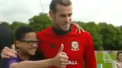Bale mostra como &agrave;s vezes &eacute; f&aacute;cil para um &iacute;dolo deixar uma crian&ccedil;a muito feliz
