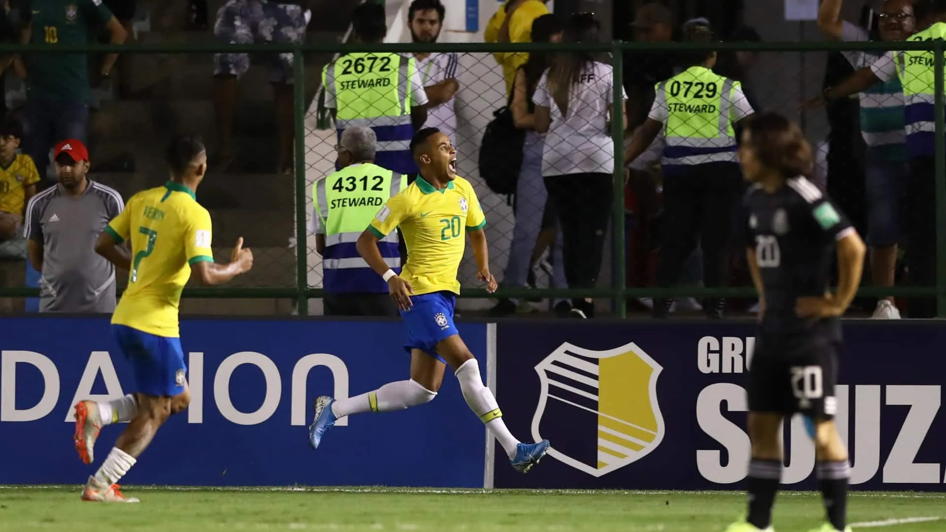 Tem que ser na emo&ccedil;&atilde;o: Brasil (novamente) vira no fim e &eacute; tetracampe&atilde;o mundial sub-17
