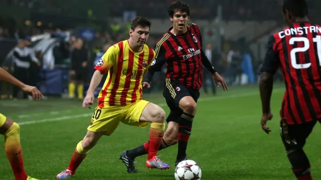 Messi e Kak&aacute; disputam a bola no San Siro (AP Photo/Luca Bruno)