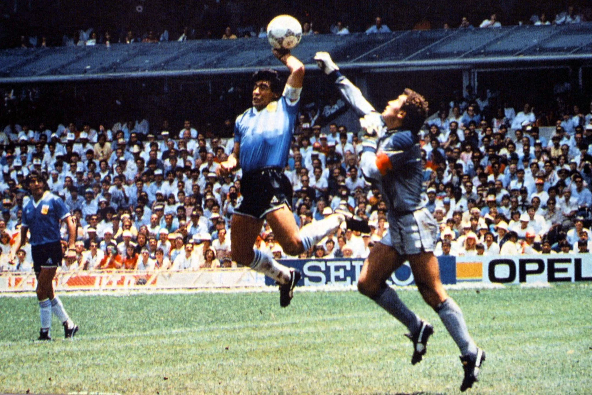 Maradona durante gol que ficou conhecido como "A m&atilde;o de Deus" (Foto: Aldo Liverani / Icon Sport)