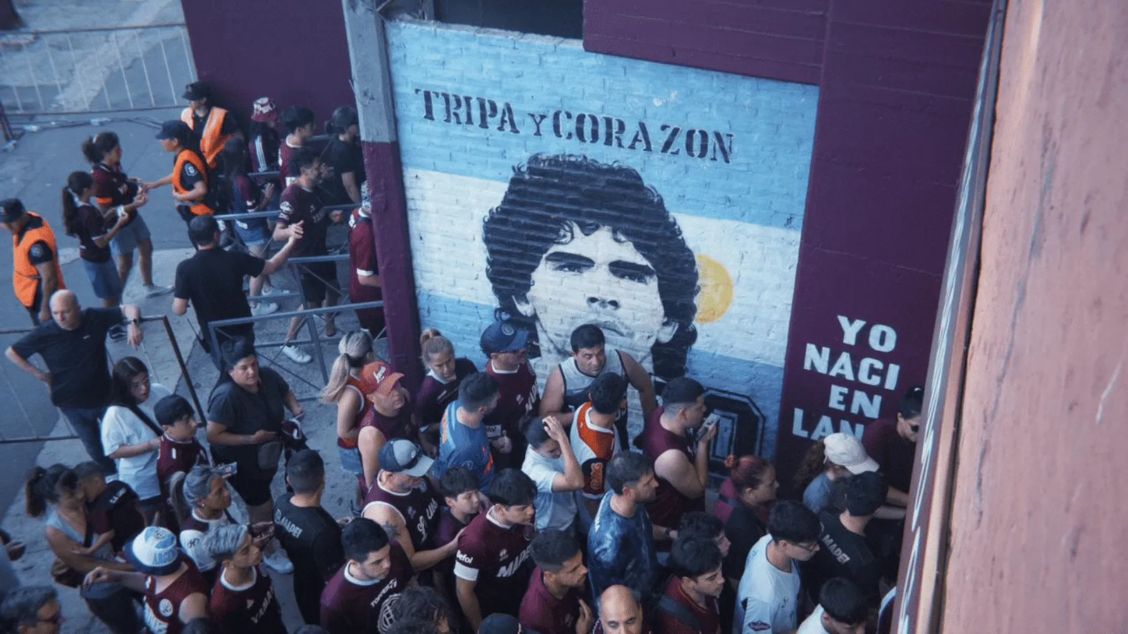 O que h&aacute; por tr&aacute;s da homenagem do Lan&uacute;s a Maradona antes de jogo contra o Cruzeiro?