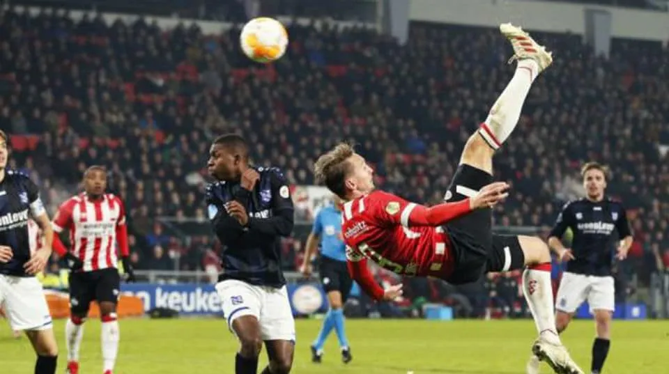 Perfei&ccedil;&atilde;o: De Jong anotou um gol de bicicleta irretoc&aacute;vel na vit&oacute;ria do PSV pelo Holand&ecirc;s