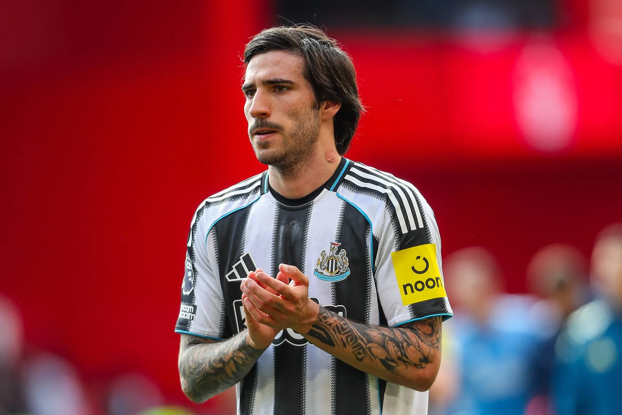 Tonali aplaude torcedores do Newcastle